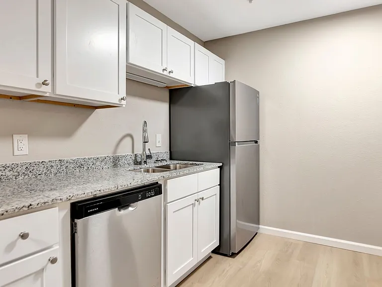 Creekside Apartments — Photo 2