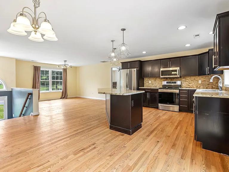 25 Red Schoolhouse Rd — Photo 3