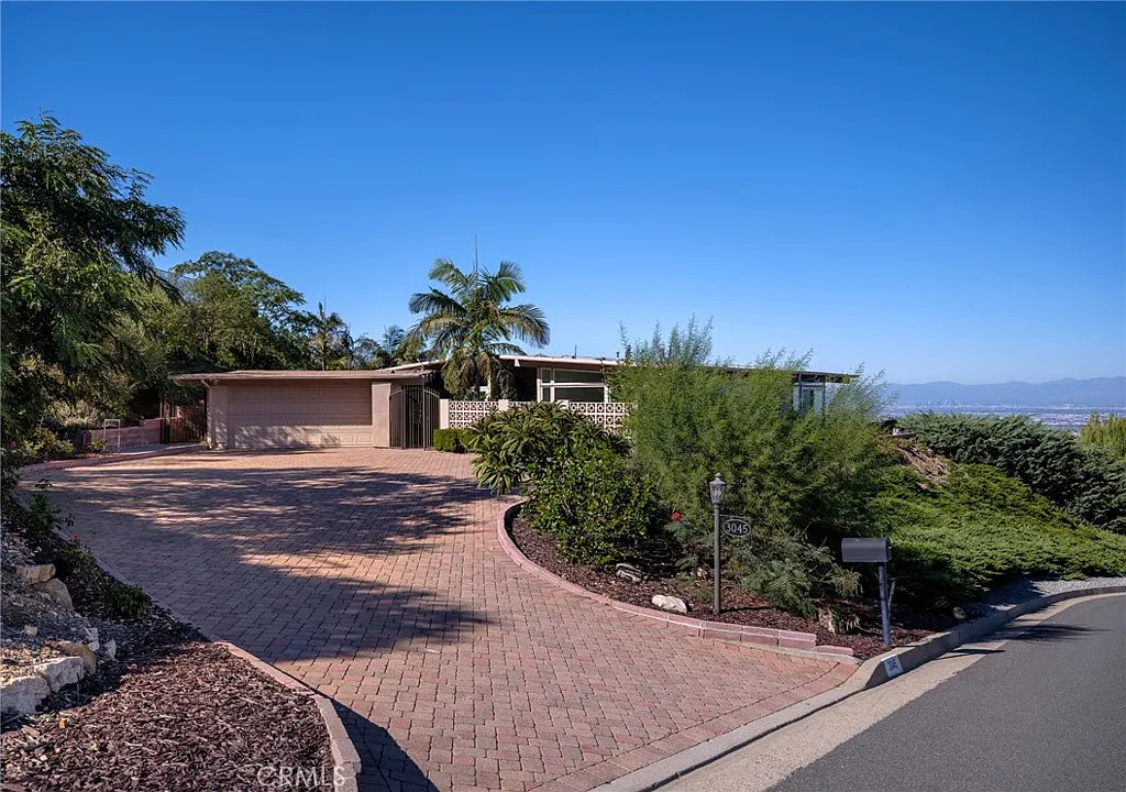 4 bed, 2.5 bath, 2256 sqft, $9,000 — Photo 2