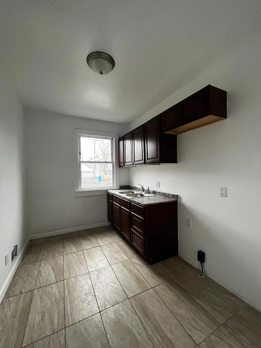 Building Photo - 5690 Rogers St E #E-1