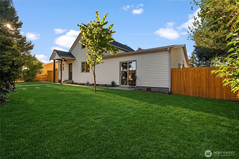 4th image of 815 E 60th Street
