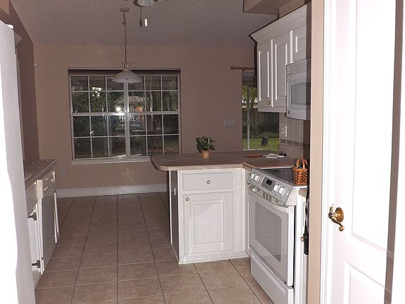 Kitchen and breakfast area