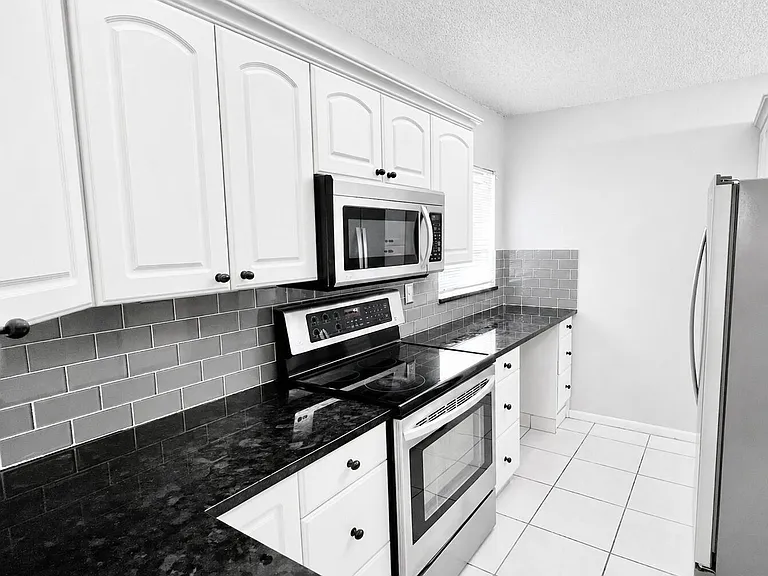 2865 SW 22nd Ave #108 — Photo 2