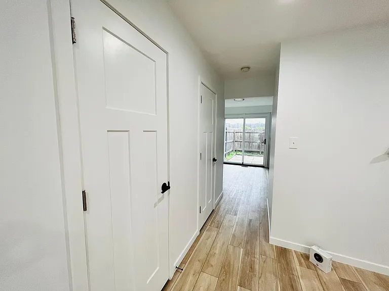 1704 Sussex Walk — Photo 5
