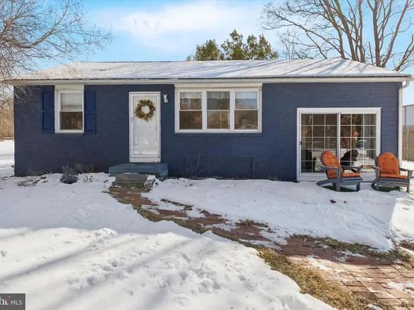 15 Maple Ave, Line Lexington, PA 18932