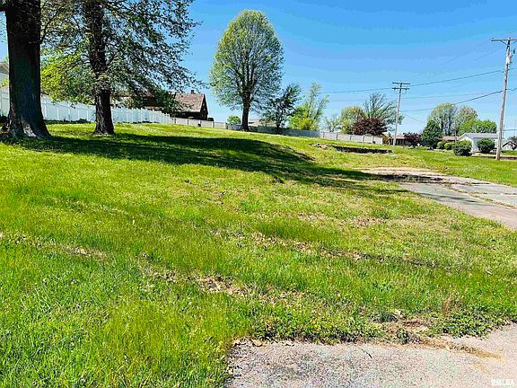 5th image of 301 Country Club Ln