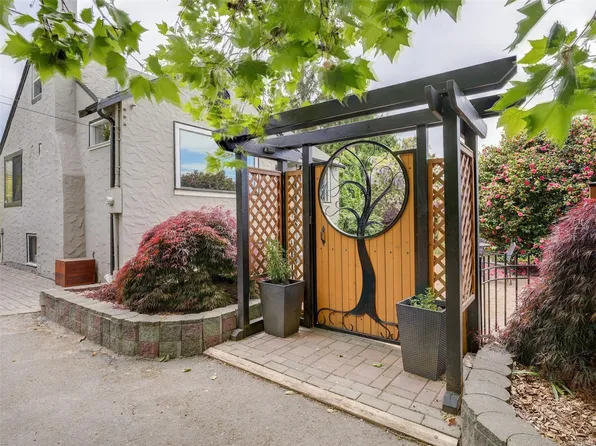 164 Saint Giles St S, View Royal, BC V9B 1M1