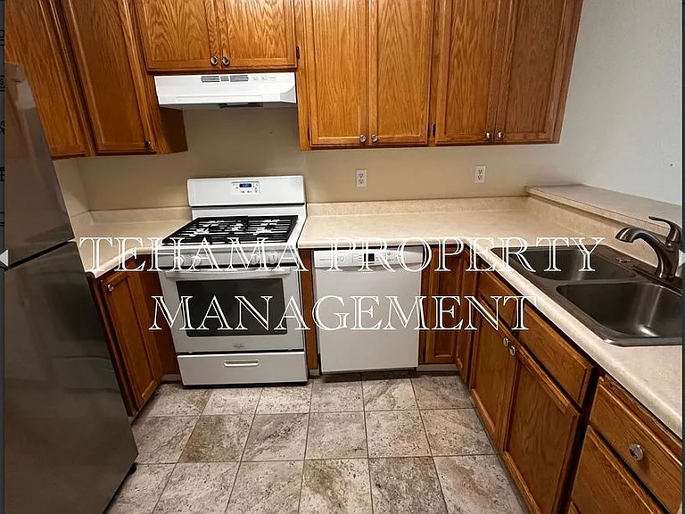 1070 Lakeside Dr — Photo 18