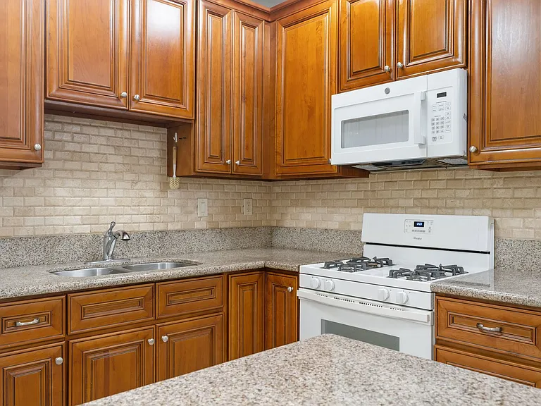 1324 Peterson Avenue — Photo 7