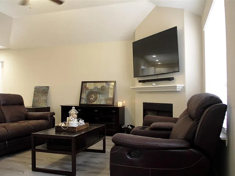 1803 Edinburg Ave — Photo 7