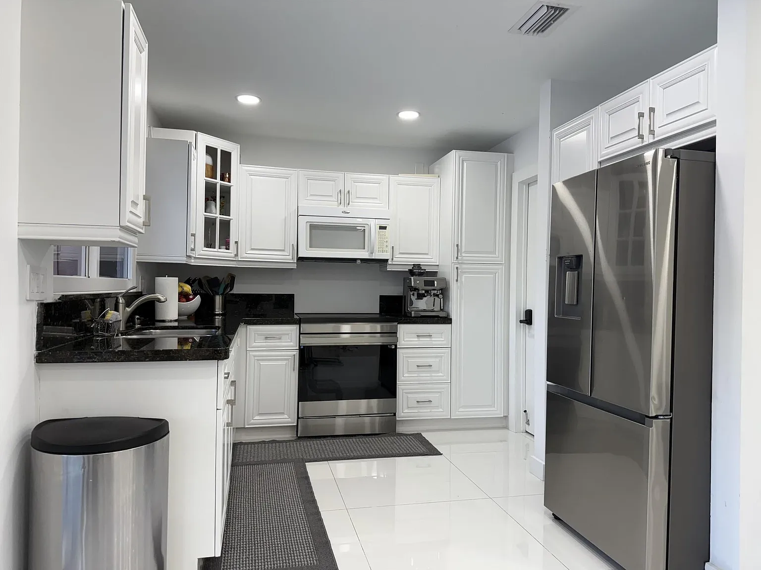 3 bed, 2.0 bath, 1124 sqft, $3,195 — Photo 4