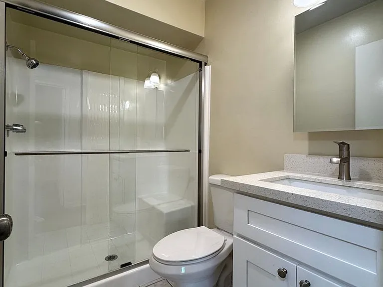 1124 N Olive Dr — Photo 14