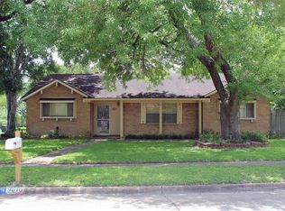 9610 Huntington Way Dr, Houston, TX 77099