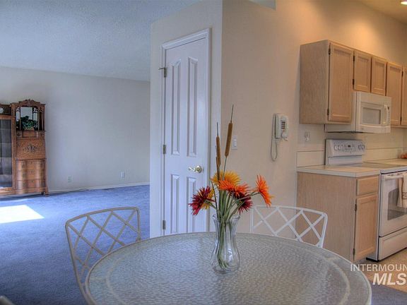 3rd image of 8488 Willowdale Dr