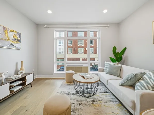 18 Cliveden St #201, Quincy, MA 02169