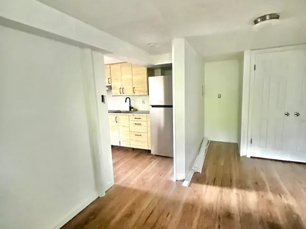 38 Oak Ridge Rd, Branford, CT 06405