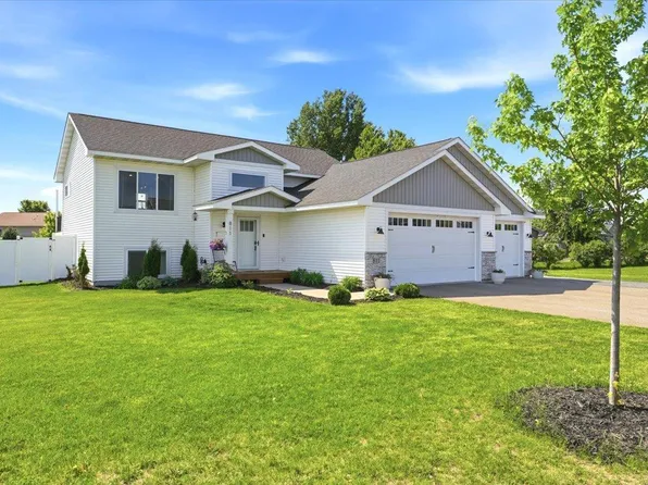 811 Brady Ln, New Richmond, WI 54017