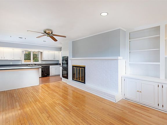 4th image of 1327 Woodhurst St