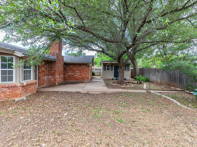 2132 Sylvan Dr — Photo 32