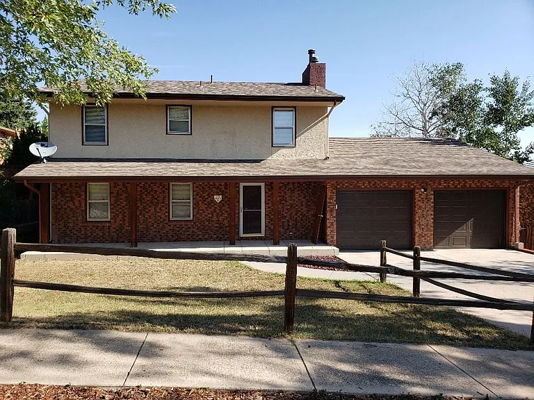 2212 Glenwood Cir — Photo 1
