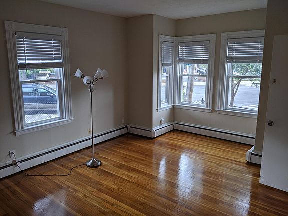 living room empty 2