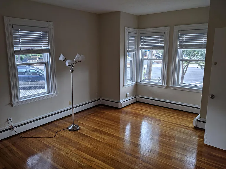 living room empty 2