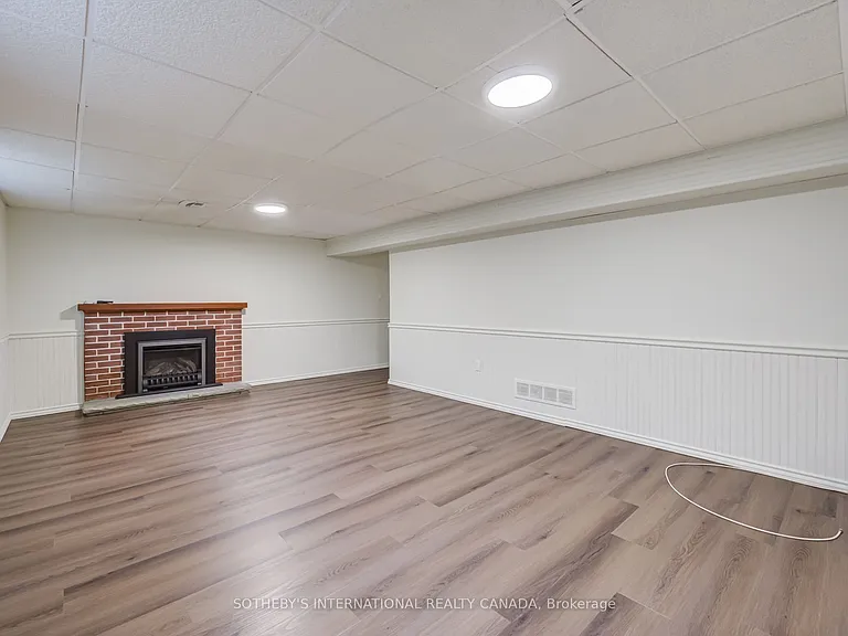 25 Abinger Cres — Photo 30