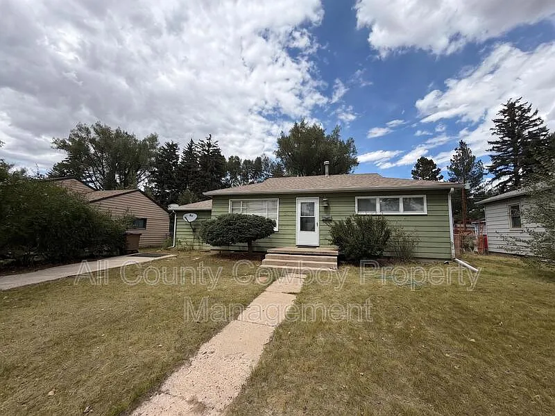 4 bed, 2.0 bath, $1,850 — Photo 2