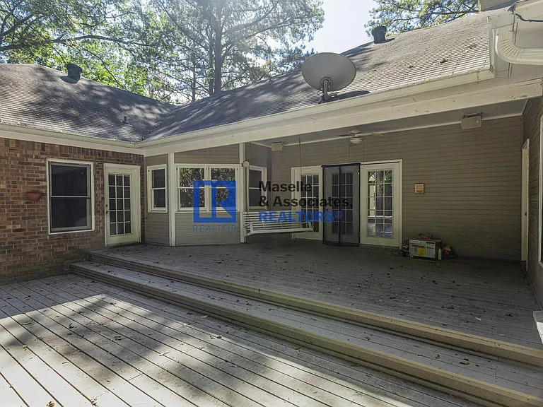 1046 Newland St — Photo 45
