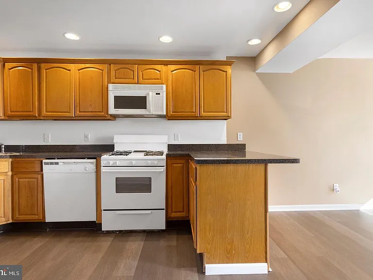 400 Green Ln #2 — Photo 7