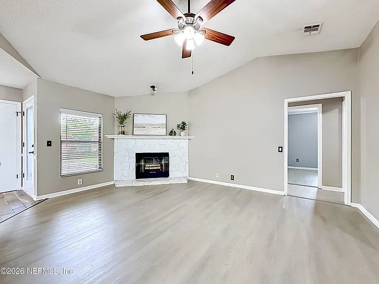 341 Hickory Hollow Dr N — Photo 2
