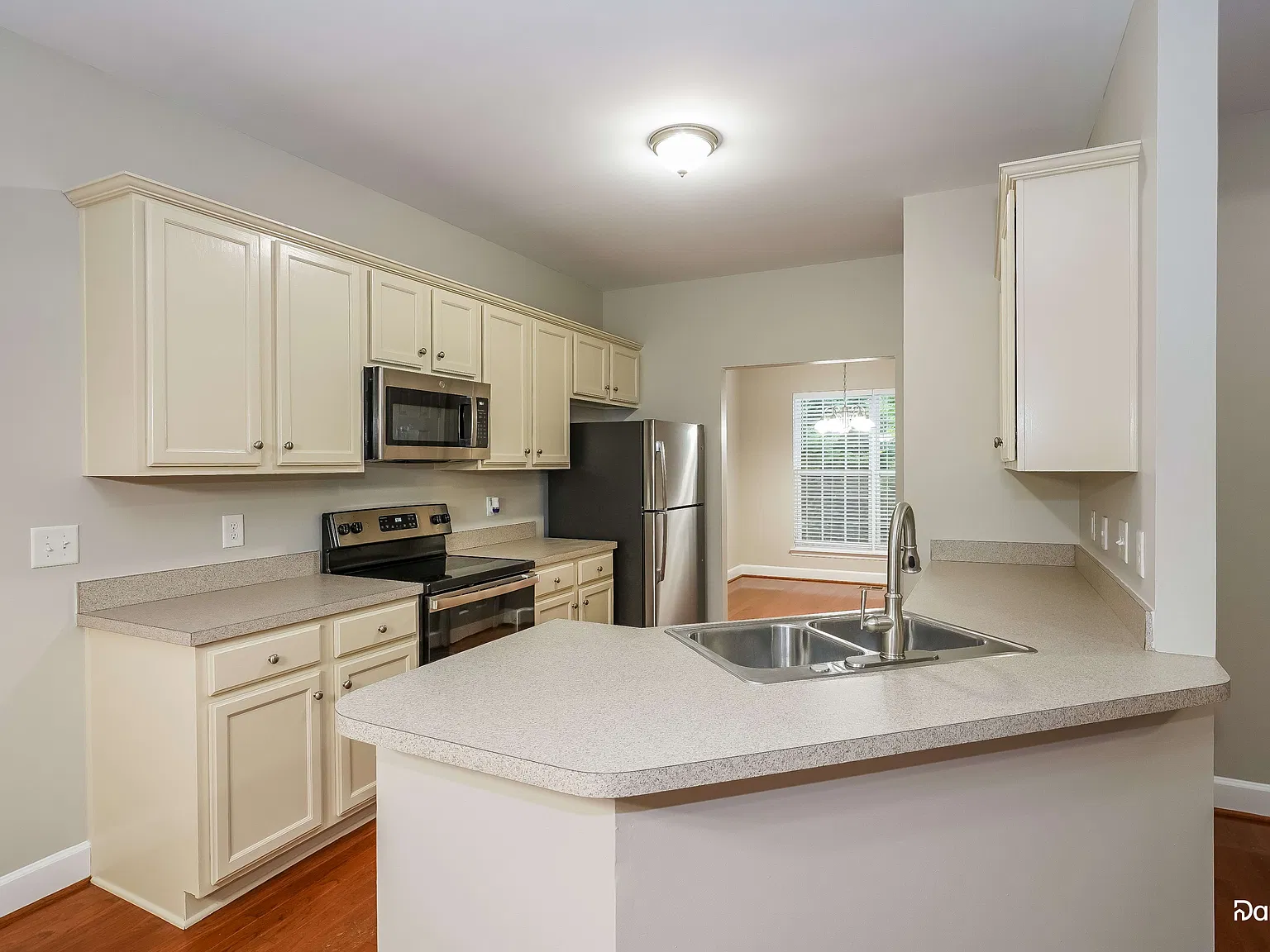 3 bed, 2.5 bath, 2090 sqft, $2,310 — Photo 3