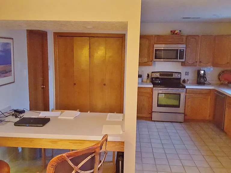 eating area facing kitchen