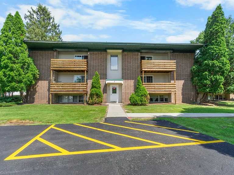 Clay Court Apartments — Photo 25