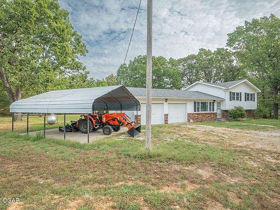 4th image of 883 Lark Rd