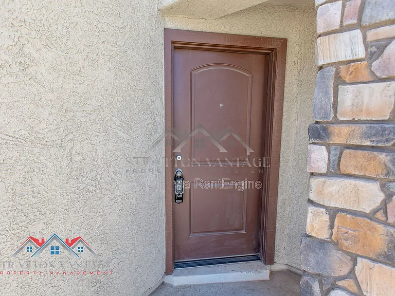 2218 N 77th Dr — Photo 7