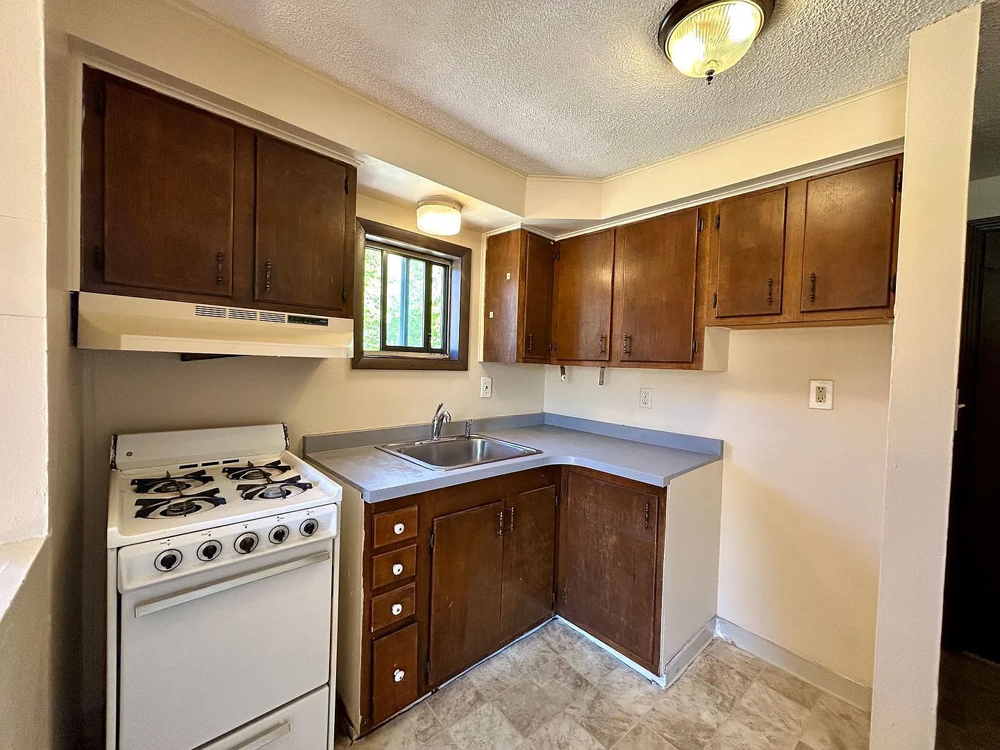 1 bed, 1.0 bath, $700 — Photo 3