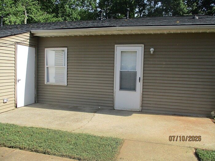 2nd image of 327 Oak St #327
