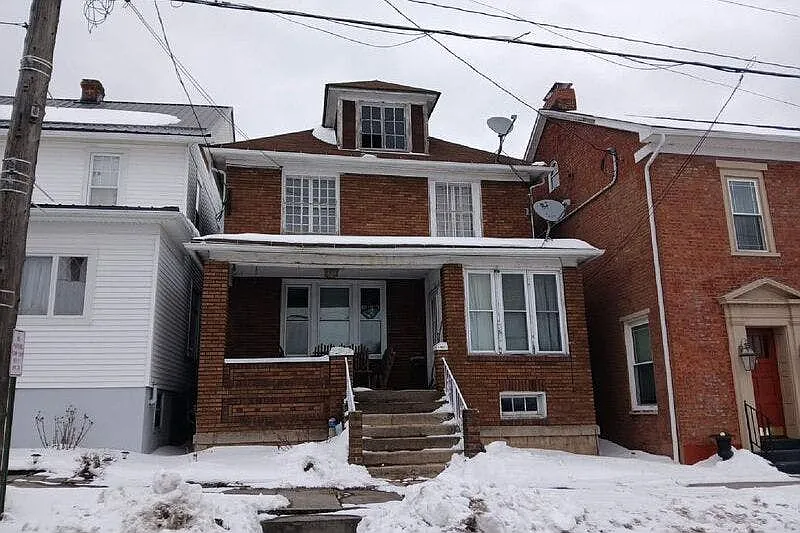121 E Main St photo 1