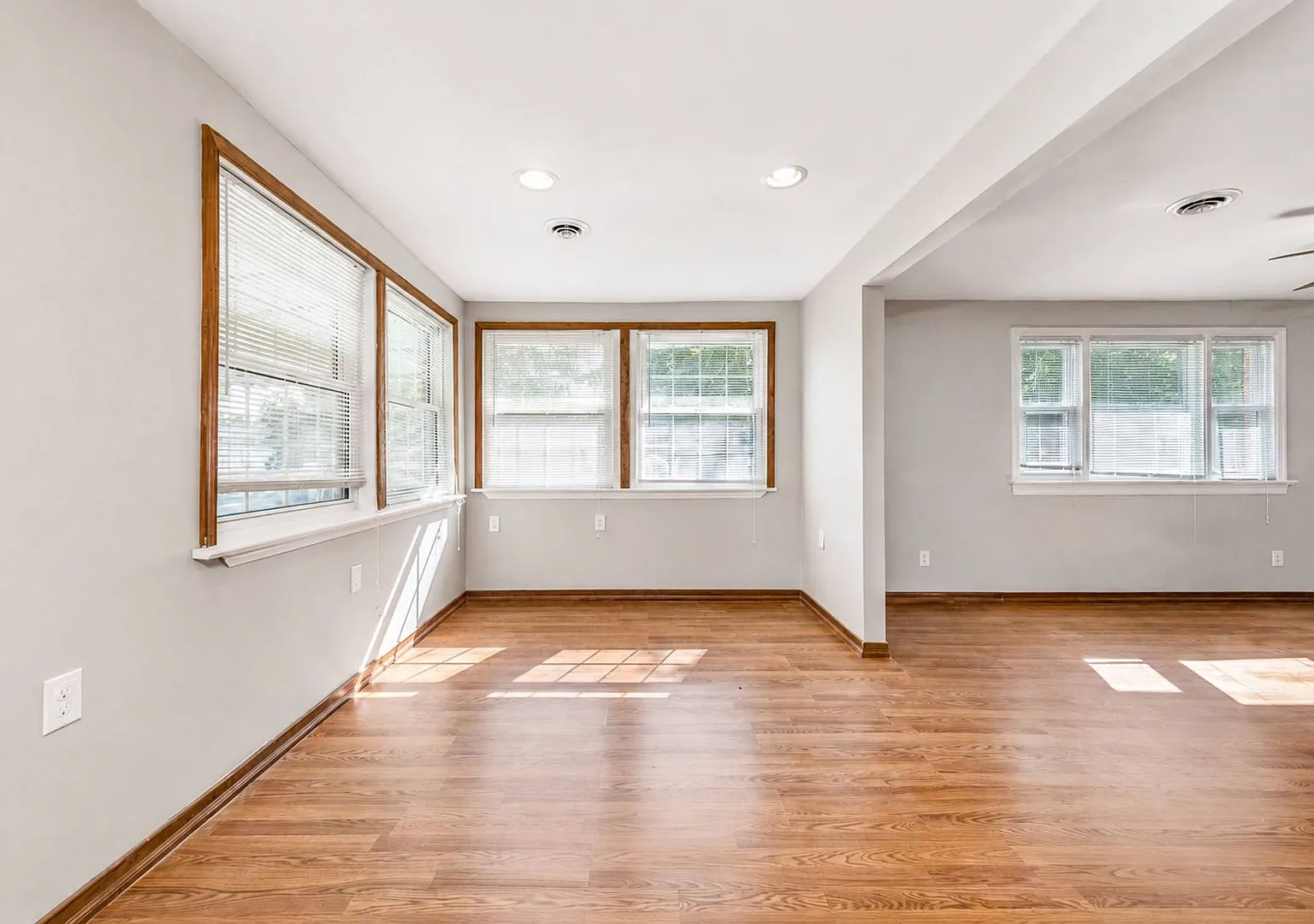 Cute 2 Bedroom Brick Ranch Williamsburg — Photo 3