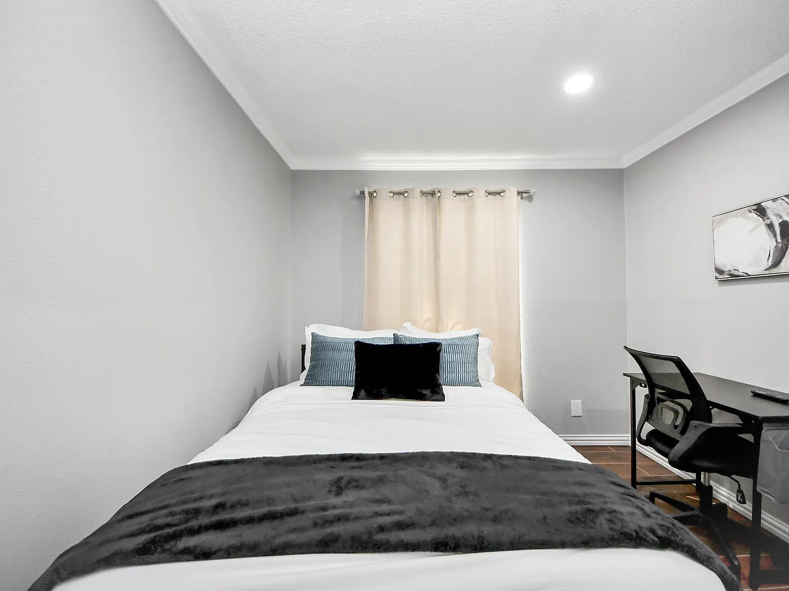 4 bed, 3.0 bath, 3642 sqft, $819 — Photo 3