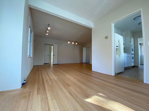 5th image of 330 Stanford Ave