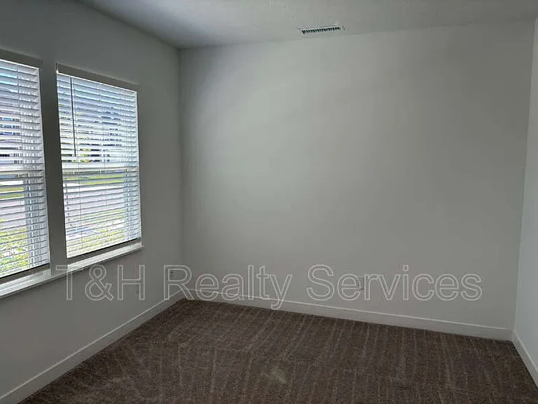 542 Jefferson St — Photo 16
