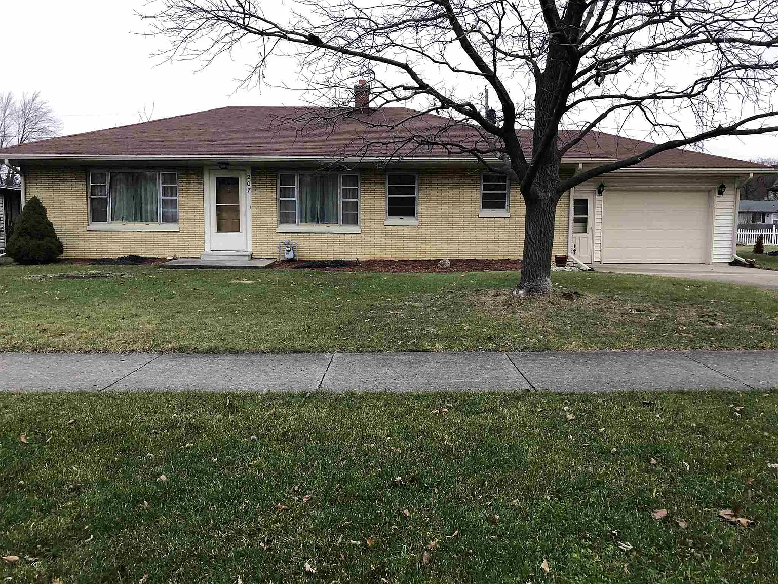 207 E High St photo 1