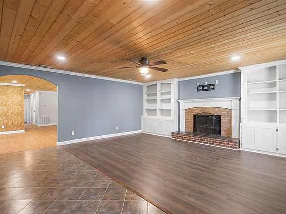 5th image of 300 N Pinewood Dr