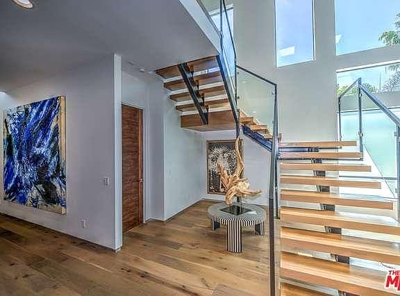 4th image of 611 N Martel Ave