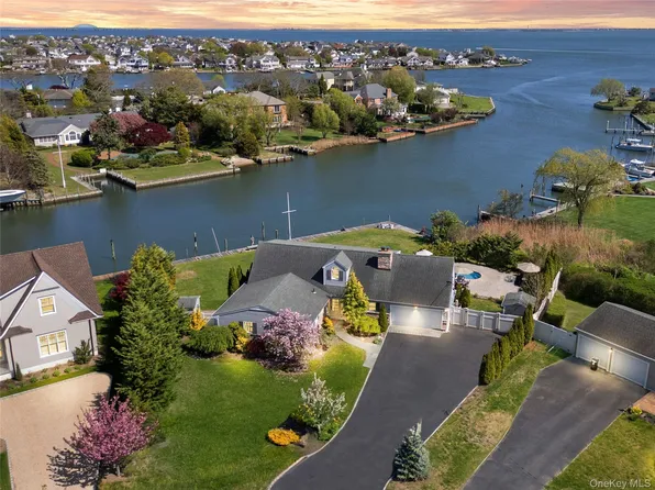 17 Harbour Road, Babylon, NY 11702