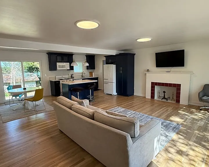 406 Avenue I — Photo 3