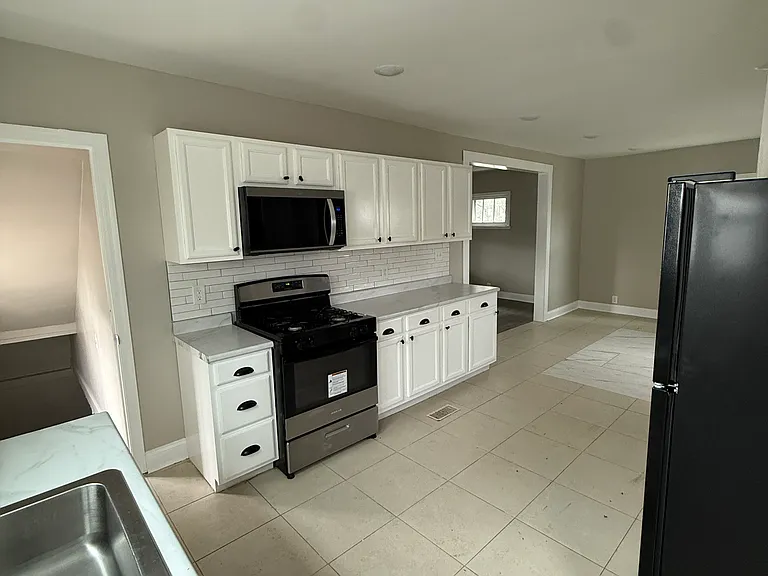 445 W 25th St — Photo 22