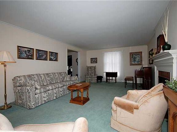 3rd image of 119 Bathurst Dr